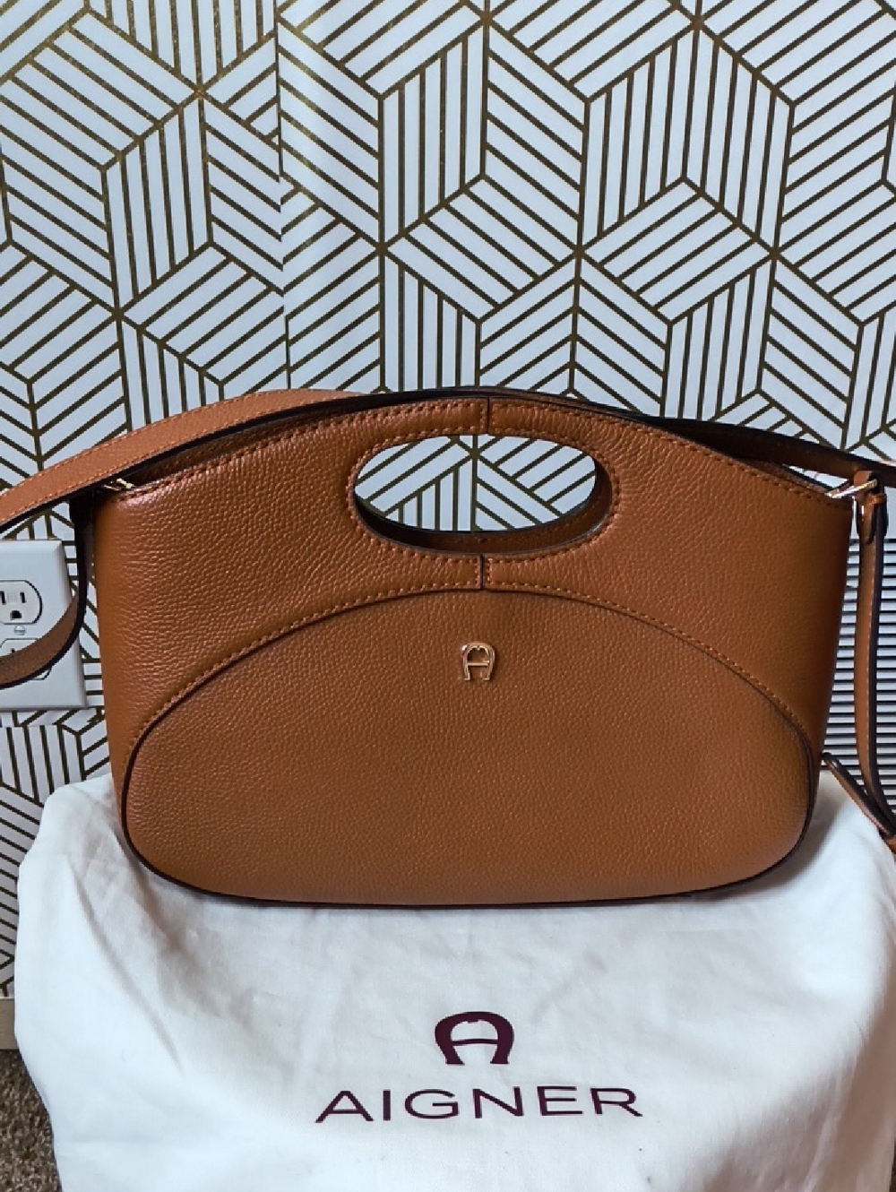 Tan Leather Handbag – Structured Crossbody Tote